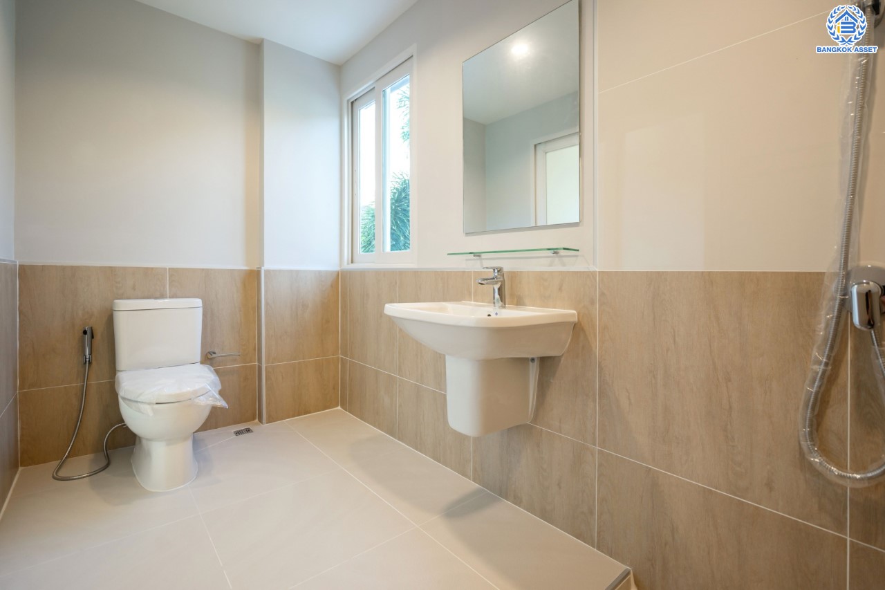 บ้านมือสองตกแต่งใหม่ ม.คาซ่าวิลล์ ราชพฤกษ์-รัตนาธิเบศร์2 แบรนด์ Q.House ต่อเติมครบพร้อมเข้าอยู่ เนื้อที่ 53.2 ตร.ว. ฟังก์ชันจัดเต็ม 3 ห้องนอน 3 ห้องน้ำ 1ห้องอเนกประสงค์ จอดรถได้ 2 คัน บนทำเลศักยภาพ ติดถนนราชพฤกษ์ และเพียง 10 นาทีถึงรถไฟฟ้า "สถานีบางรักน้อยท่าอิฐ"